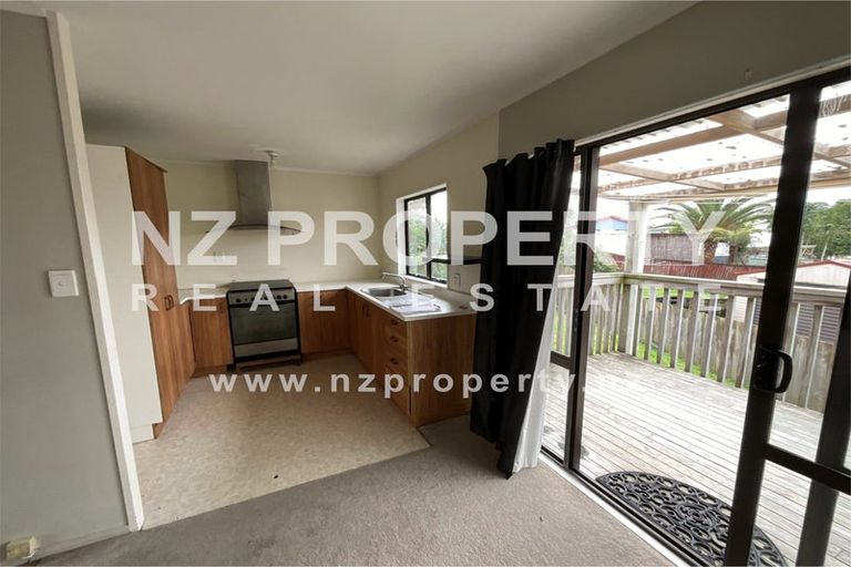Photo of property in 13 Kearney Place, Massey, Auckland, 0614