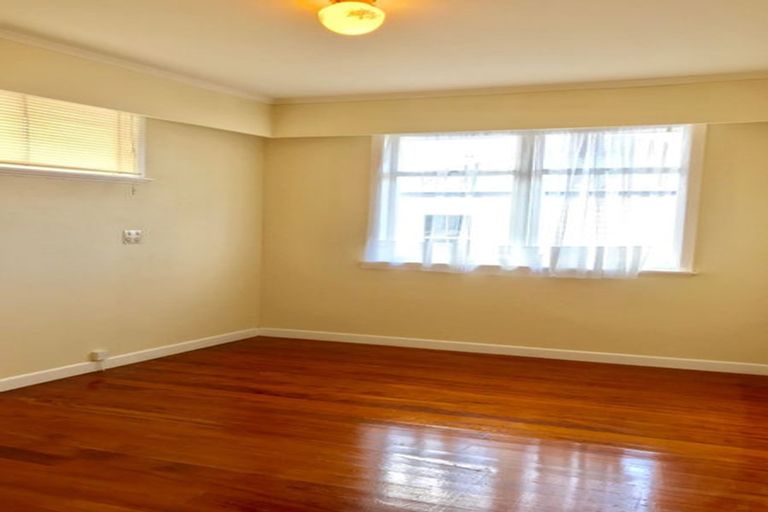 Photo of property in 42 Archibald Road, Kelston, Auckland, 0602