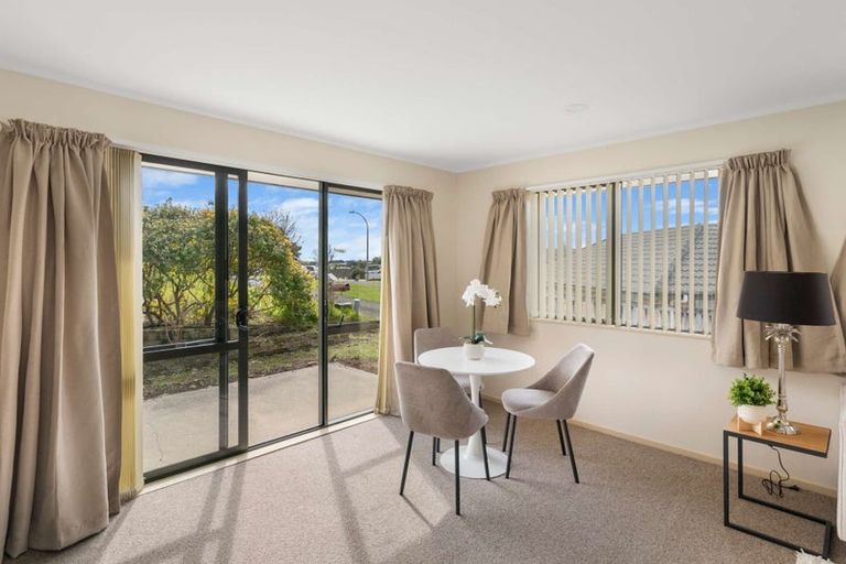 Photo of property in 40 Regents Park Place, Westgate, Auckland, 0614