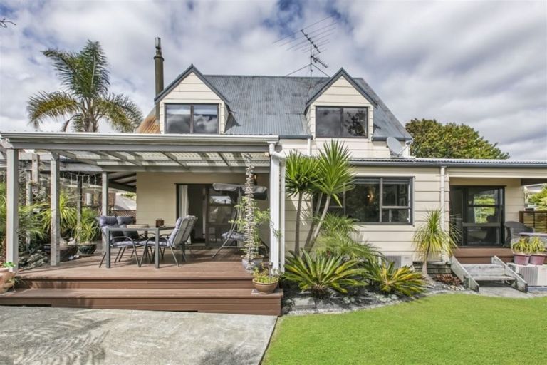 Photo of property in 158 Luckens Road, West Harbour, Auckland, 0618