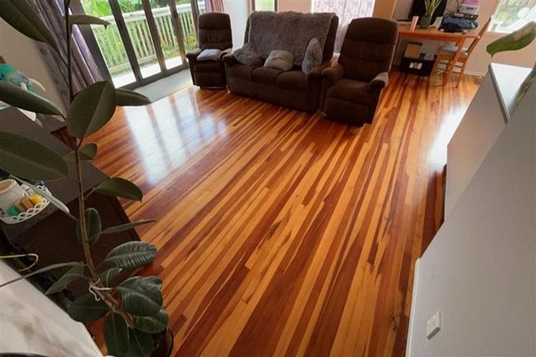 Photo of property in 10 Thomas Avenue, Te Atatu Peninsula, Auckland, 0610