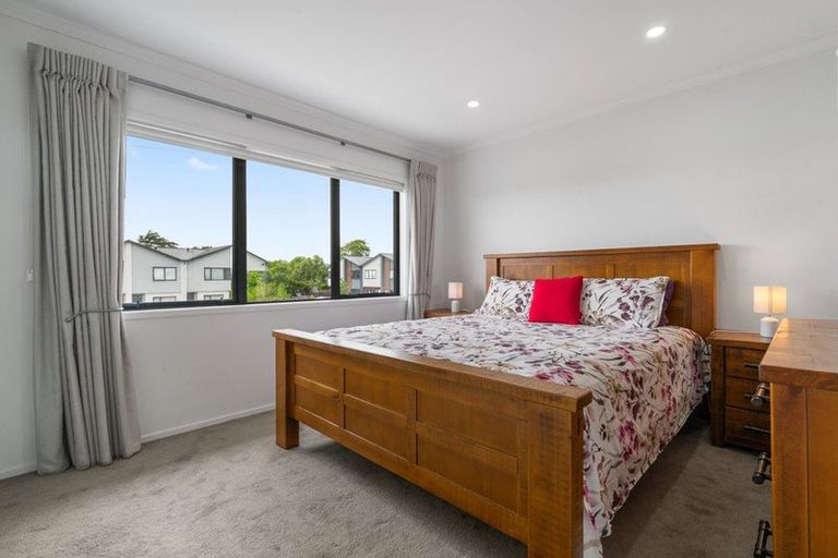 Photo of property in 15 Biplane Street, Takanini, 2112