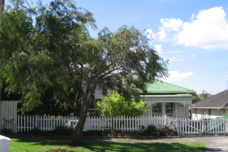 Photo of property in 12 Rutland Road, Stanley Point, Auckland, 0624