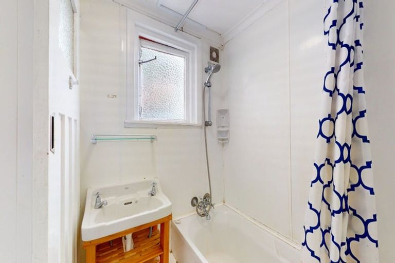 Photo of property in 88 Kelburn Parade, Kelburn, Wellington, 6012