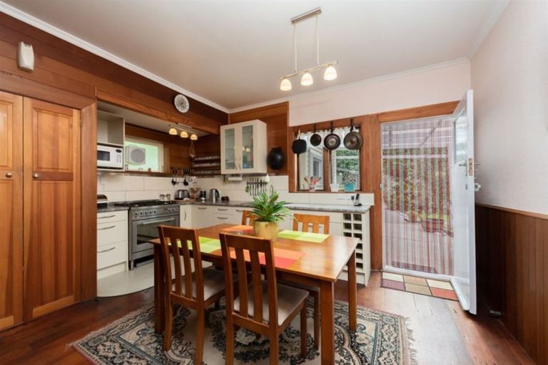 Photo of property in 16 Cave Road, Houghton Bay, Wellington, 6023
