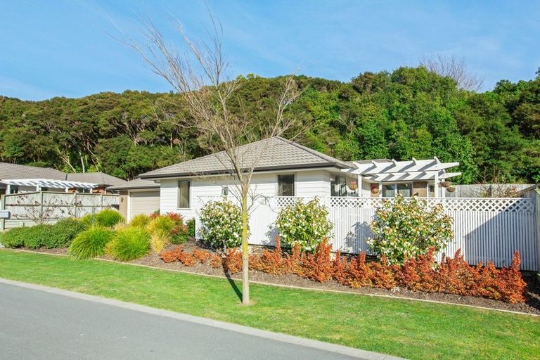 Photo of property in 7 Banks Boulevard, Whitby, Porirua, 5024