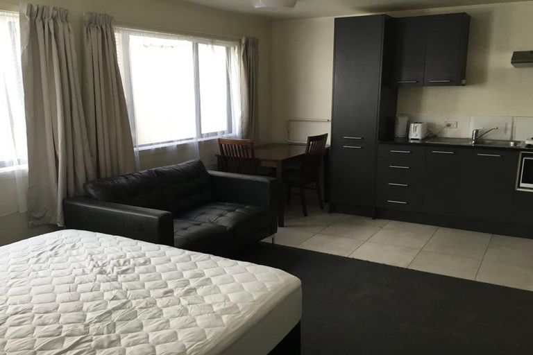 Photo of property in 8c Schnapper Rock Road, Schnapper Rock, Auckland, 0632