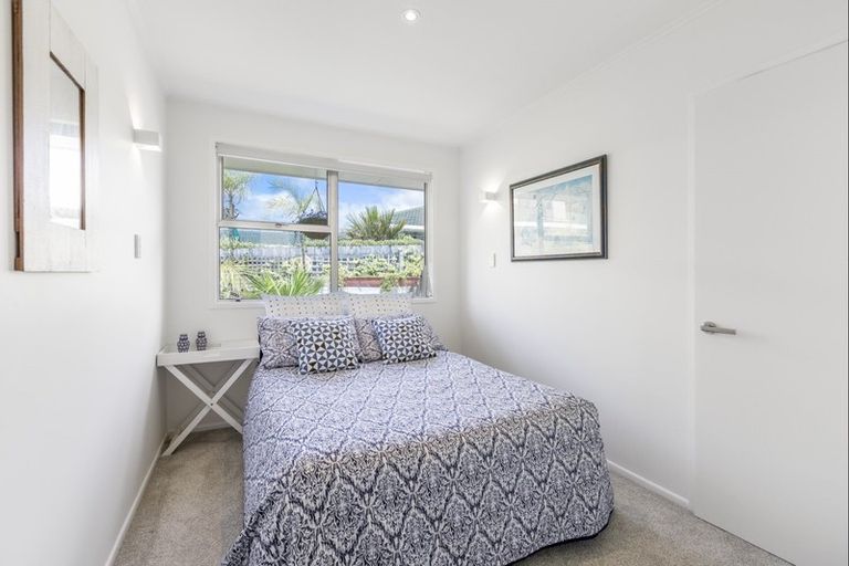 Photo of property in 12 Elgin Place, Red Beach, 0932