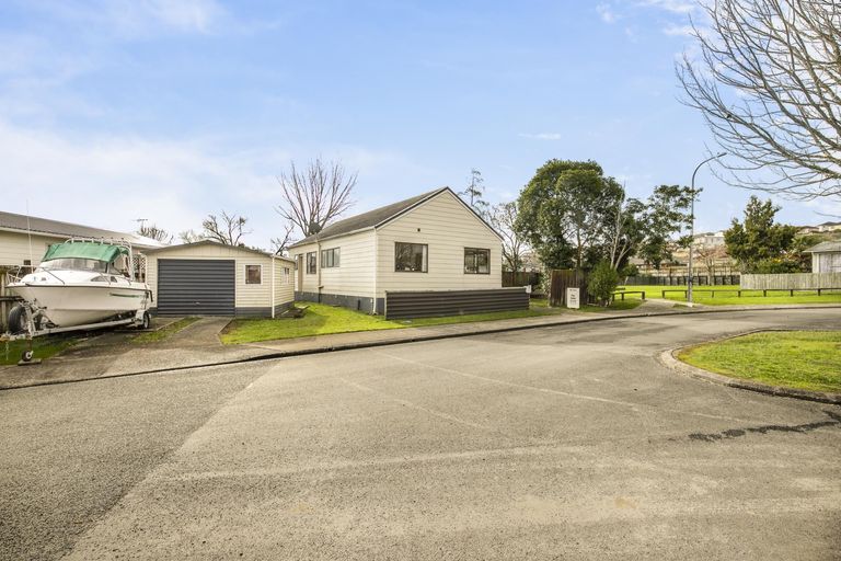 Photo of property in 12 Tilbrook Place, Papakura, 2110