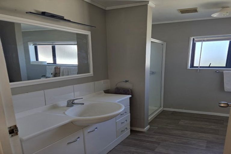 Photo of property in 64 Lavery Place, Sunnynook, Auckland, 0632