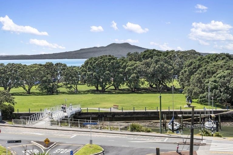 Photo of property in 7 Commodore Parry Road, Castor Bay, Auckland, 0620