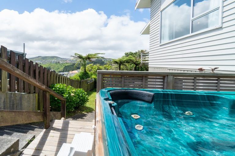 Photo of property in 5 Hillview Crescent, Paparangi, Wellington, 6037