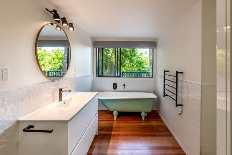 Photo of property in 44 Hollywood Avenue, Titirangi, Auckland, 0604