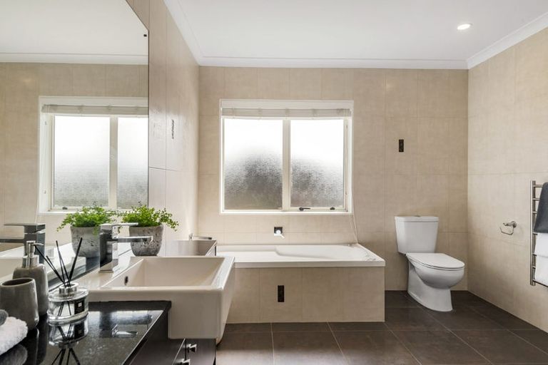 Photo of property in 5 Wye Oak Drive, Schnapper Rock, Auckland, 0632