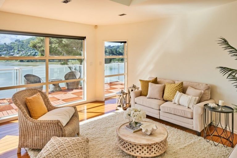 Photo of property in 34 Seaview Road, Paremata, Porirua, 5024