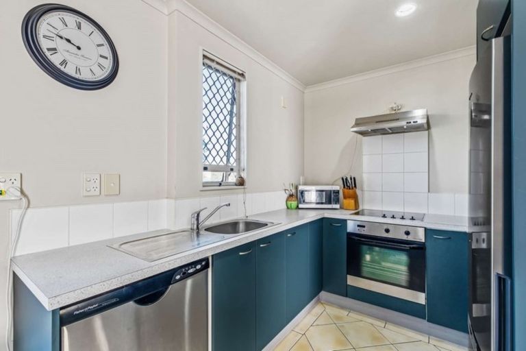 Photo of property in 8 Verdale Circle, Glen Eden, Auckland, 0602