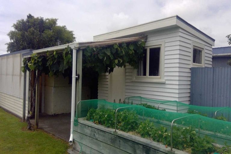 Photo of property in 18 Arthur Road, Paraite, New Plymouth, 4373