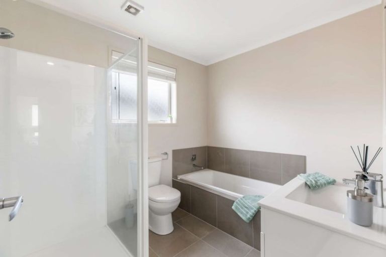 Photo of property in 17 Akeake Lane, Manurewa, Auckland, 2102