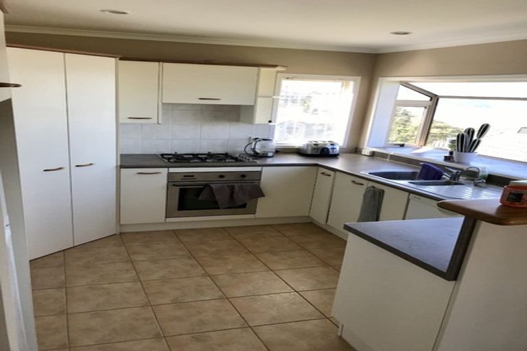 Photo of property in 52 Dress Circle, Newlands, Wellington, 6037