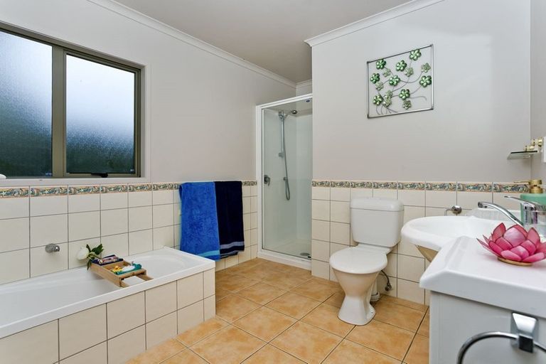 Photo of property in 37 Condor Place, Unsworth Heights, Auckland, 0632