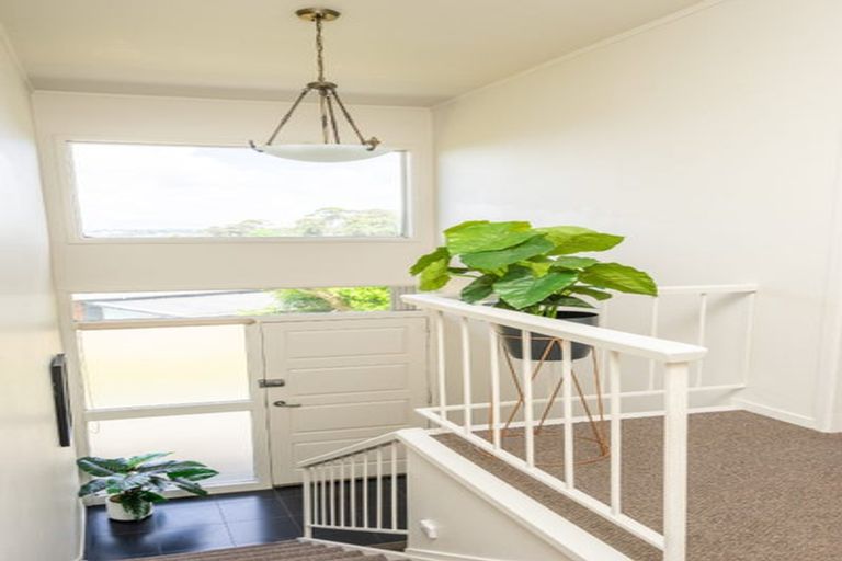 Photo of property in 2/218 East Coast Road, Forrest Hill, Auckland, 0620