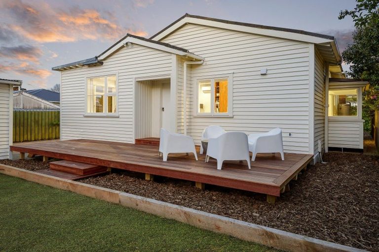 Photo of property in 121 Eastern Terrace, Beckenham, Christchurch, 8023