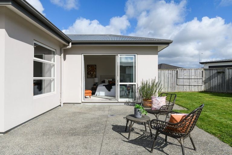 Photo of property in 15 Coutts Way, Fitzherbert, Palmerston North, 4410