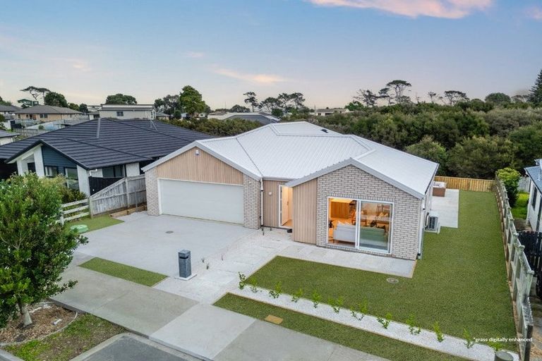 Photo of property in 21 Tahuna Minhinnick Drive, Glenbrook, 2681