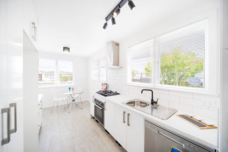 Photo of property in 33 Convair Crescent, Mangere, Auckland, 2022