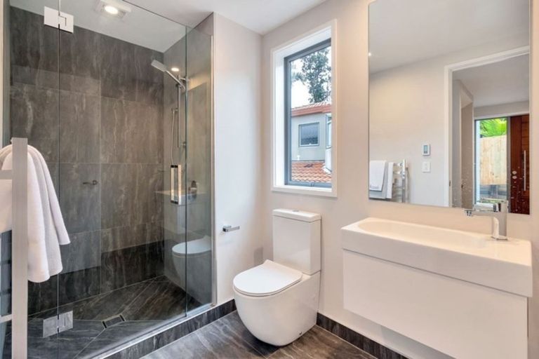 Photo of property in 1a Lyons Avenue, Murrays Bay, Auckland, 0630