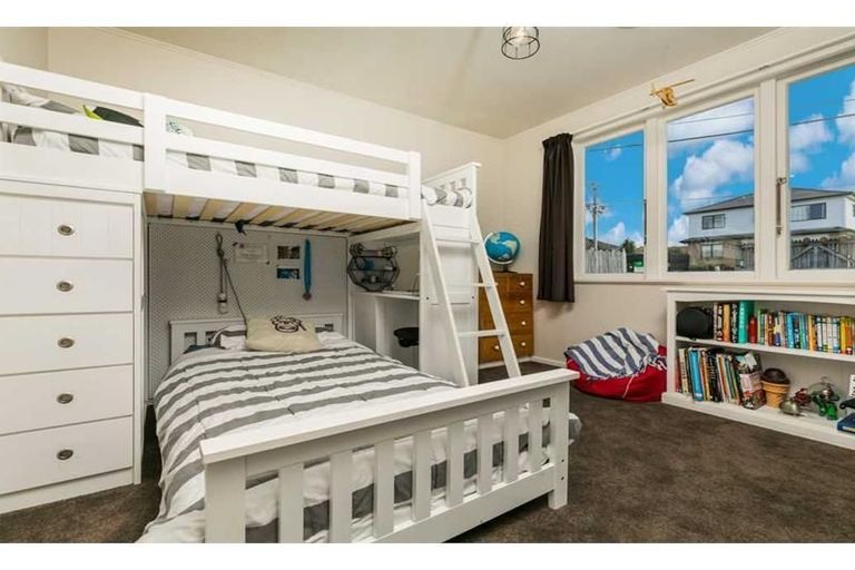 Photo of property in 100 Lincoln Park Avenue, Massey, Auckland, 0614