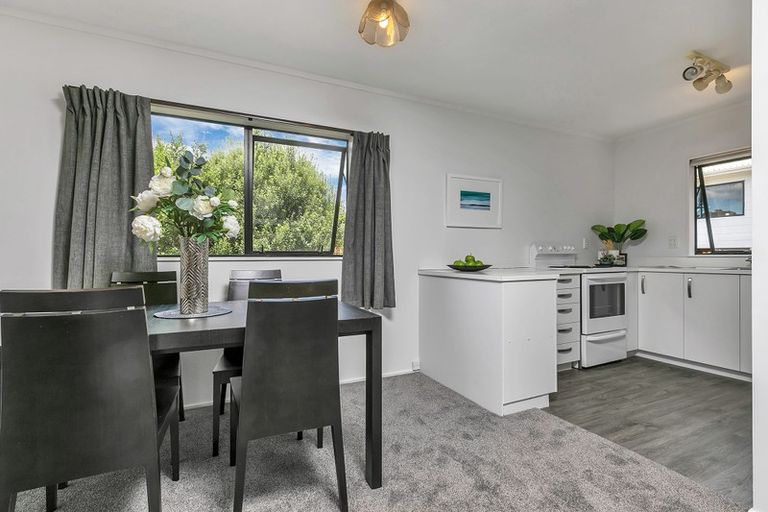 Photo of property in 2/19 Greenvalley Rise, Glenfield, Auckland, 0629
