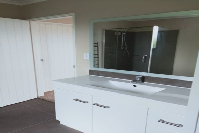 Photo of property in 5 Waldorf Crescent, Orewa, 0931