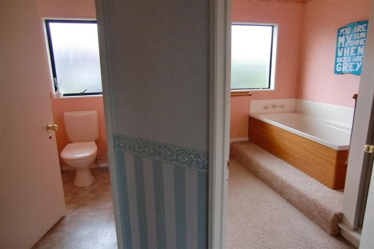 Photo of property in 7 Larsen Place, Merrilands, New Plymouth, 4312