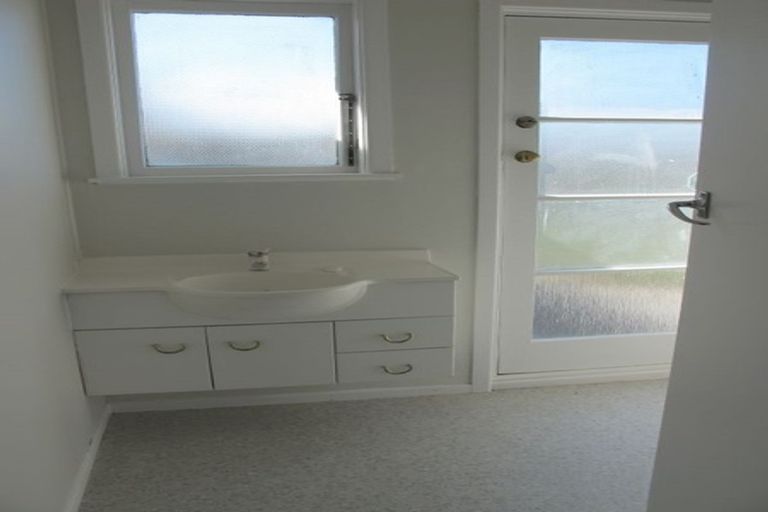 Photo of property in 15 Sheehan Road, Te Atatu South, Auckland, 0610