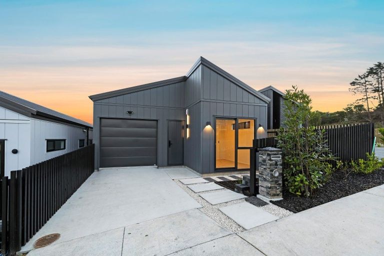 Photo of property in 4 Moko Road, Orewa, 0931