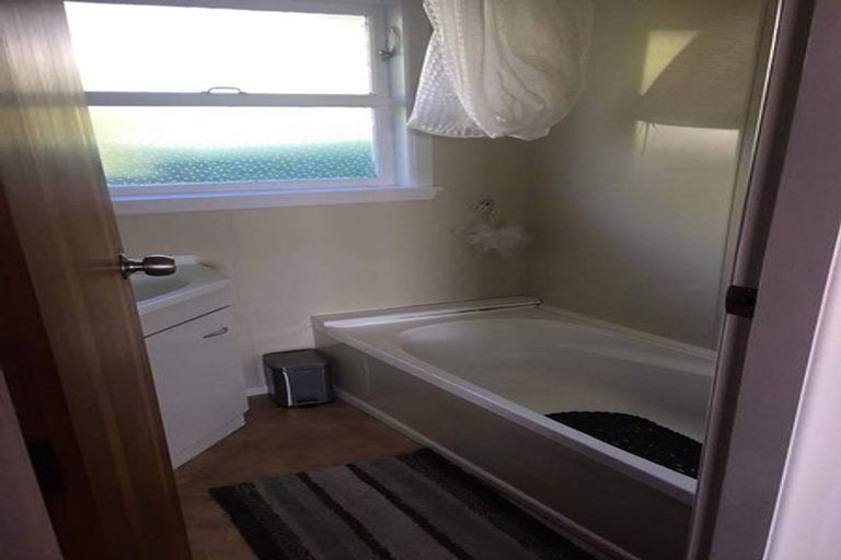 Photo of property in 5 Quigley Street, Newlands, Wellington, 6037