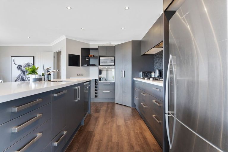 Photo of property in 12 Monaco Grove, Fitzherbert, Palmerston North, 4410