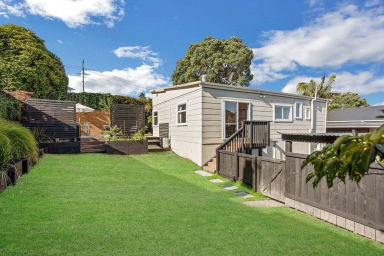 Photo of property in 15 Donovan Avenue, Massey, Auckland, 0614