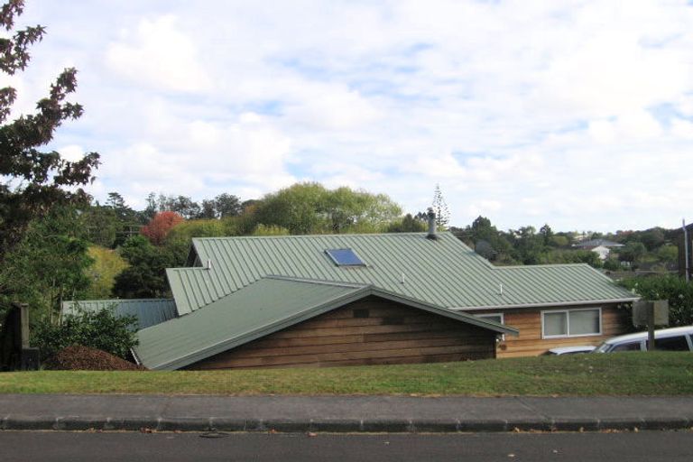 Photo of property in 22 Woodfern Crescent, Titirangi, Auckland, 0604