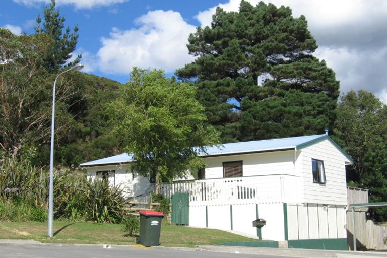 Photo of property in 28 Gentian Street, Timberlea, Upper Hutt, 5018