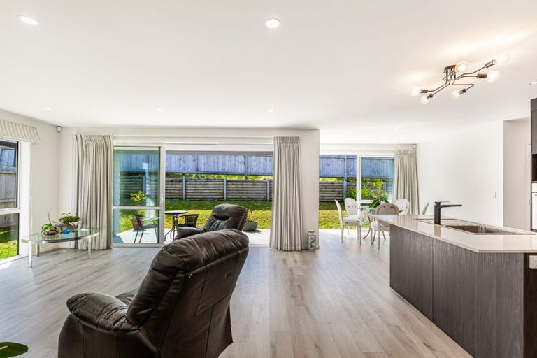 Photo of property in 36 Accolage Boulevard, Kumeu, 0810