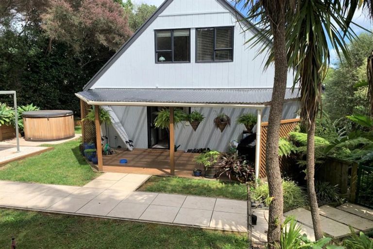 Photo of property in 21 Pohutukawa Avenue, Red Beach, 0932