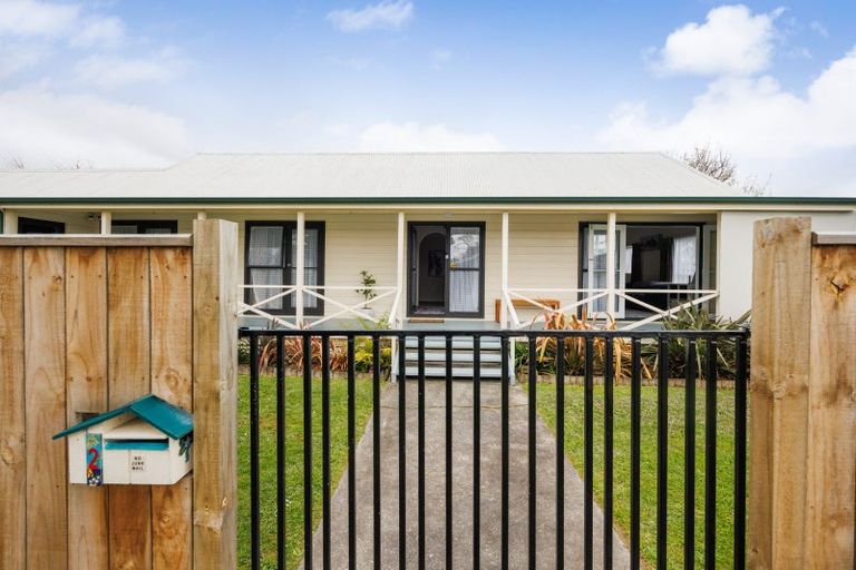 Photo of property in 2 Escort Grove, Awapuni, Palmerston North, 4412