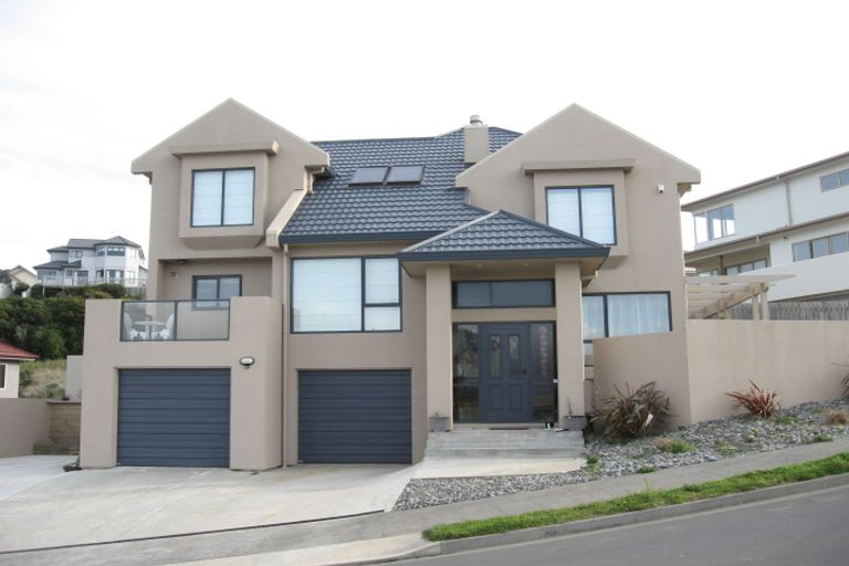 Photo of property in 28 Tamworth Crescent, Newlands, Wellington, 6037