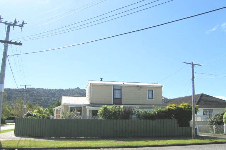 Photo of property in 33 Kowhai Avenue, Ebdentown, Upper Hutt, 5018