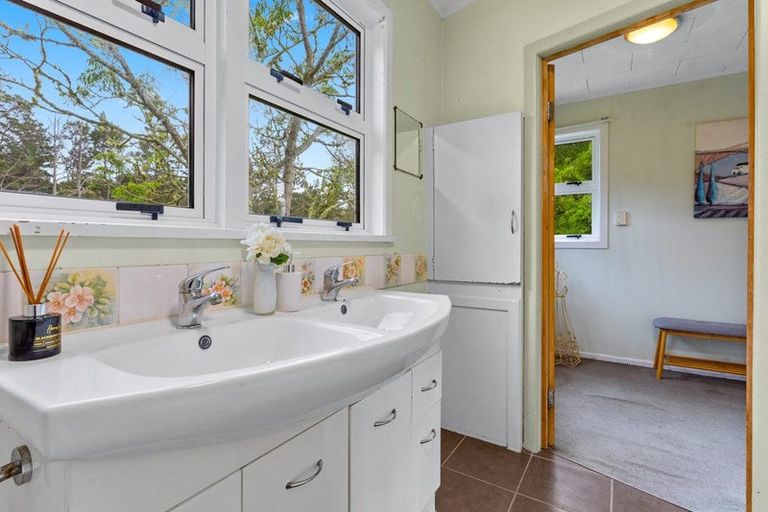 Photo of property in 10 Hobbs Road, Matakatia, Whangaparaoa, 0930
