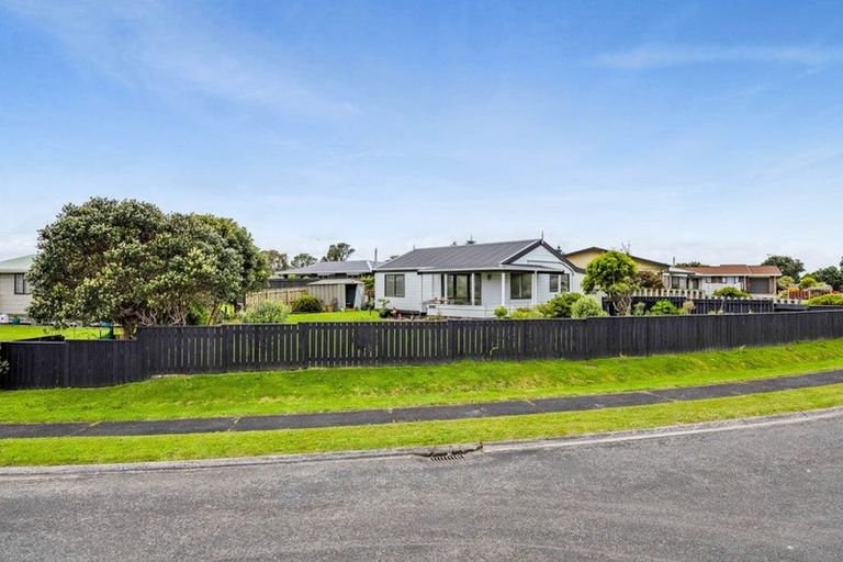 Photo of property in 16 Pohutukawa Drive, Opunake, 4616