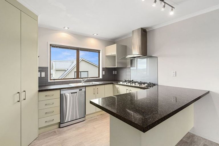 Photo of property in 16 Sumich Place, West Harbour, Auckland, 0618