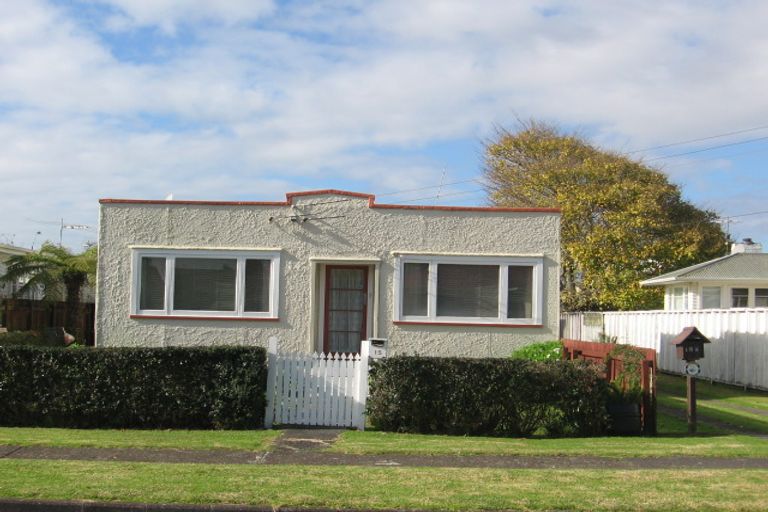Photo of property in 1/15 Peachgrove Road, Te Atatu Peninsula, Auckland, 0610